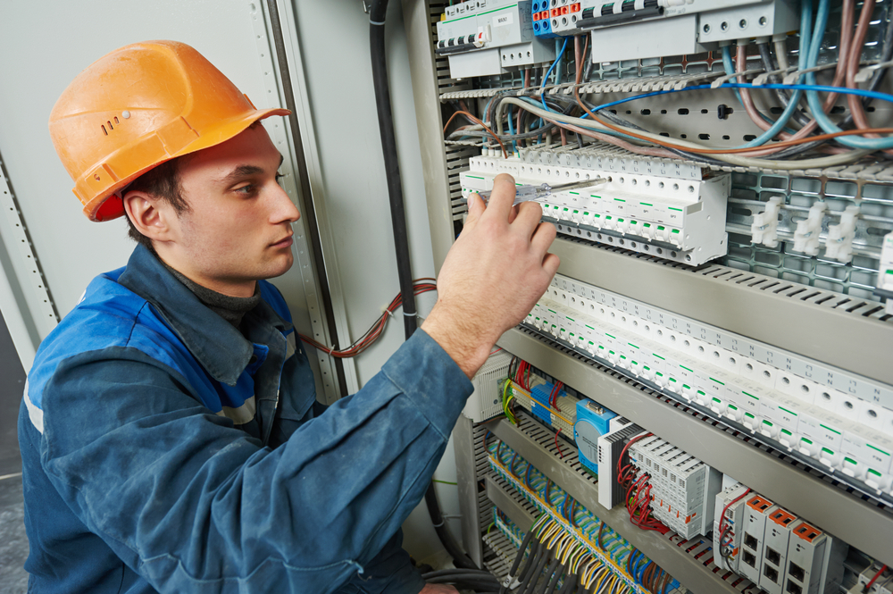 You are currently viewing What Is The Difference Between Commercial, Residential And Industrial Electricians?
